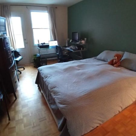Sous-location Grand 41/2 meublé tout compris sur 2 étages 2à5 mois Ville Marie - Photo 4