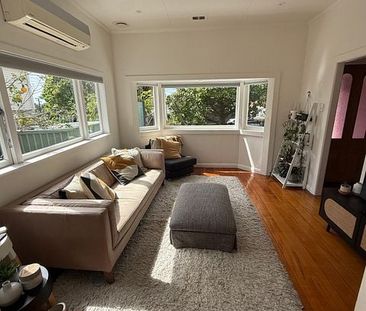 Sun-Drenched Bungalow - Charm, Comfort & Location! - Photo 6