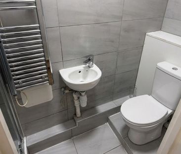 1 Bed Flat, North End, CR0 - Photo 3