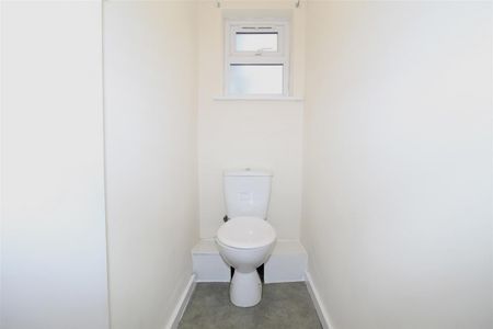 2 Bedroom Flat - Above Shop To Let - Photo 5