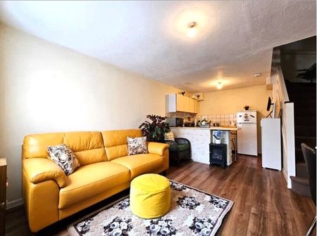 Shellfield Close, Staines-upon-Thames, Surrey, TW19 6BX - Photo 2