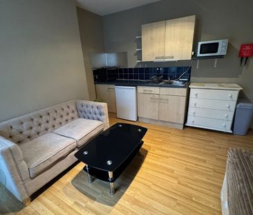 Studio Flat, Bedford Hill, SW12 - Photo 2