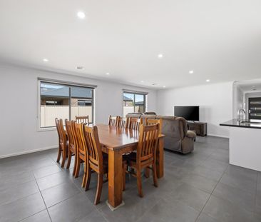 FAMILY HOME IN YORKDALE ESTATE WITH SIDE ACCESS - Photo 2