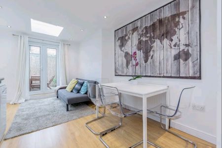 2 Bed Flat, Elspeth Road, SW11 - Photo 5