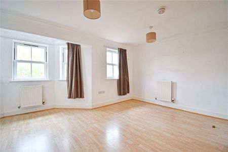 Well presented 1 bedroom 1st floor apartment situated at this popular development within walking distance of the City centre & Beehive centre. Phone entry system. Underground allocated parking. Unfurnished. - Photo 5