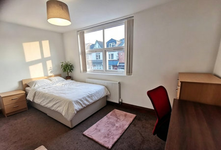 1 bedroom in a house share to rent - Photo 4