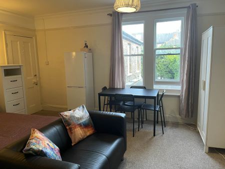 Room 2: 40A Farnham Road, Guildford, GU2 4JN - Photo 2