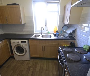 Flat to rent - Melton Court, Havelock Road,, Croydon, CR0 - Photo 2