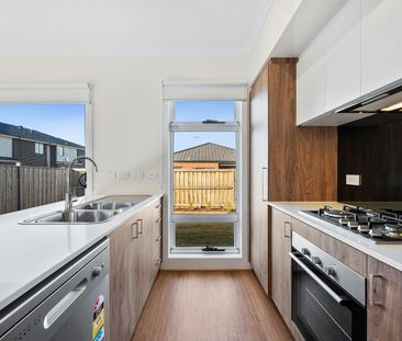 Stylish 3-Bedroom Family Home with Modern Finishes & Spacious Yard - Photo 1