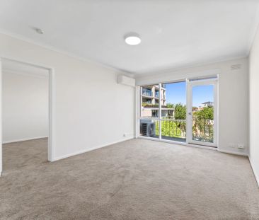Light-Filled 1 Bedroom Apartment in Prime Armadale Location - Photo 2