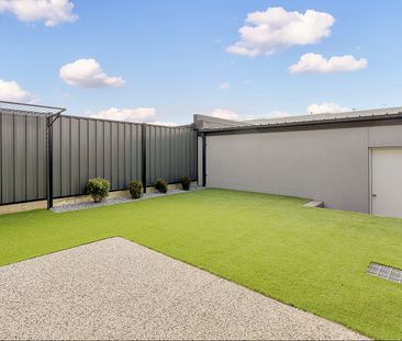 Modern Three-Bedroom Townhouse in a Prime Craigieburn Location! - Photo 6