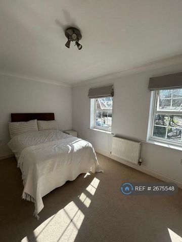 1 bedroom in a house share to rent - Photo 2
