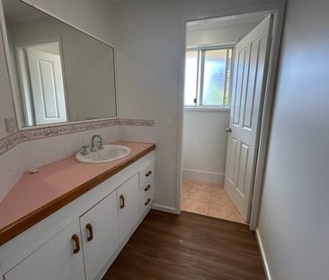 Well-Presented 3 Bedroom Townhouse with Fresh Interiors & New Flooring - Photo 5