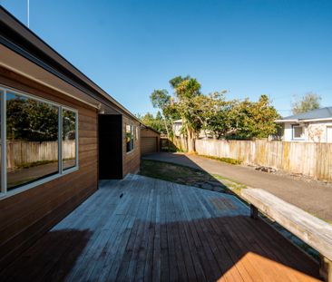 Inviting Three Bedroom Home - Photo 2