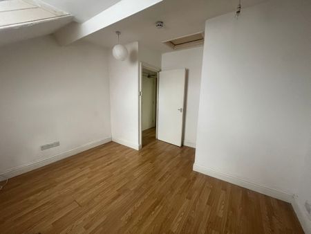 ***Available from 13.06.2025**** ONE DOUBLE BEDROOM**** ONE LIVING ROOM **** SHOWER ROOM ** FITTED KITCHEN*** ON STREET PARKING **** GAS CENTRAL HEATING*** DOUBLE GLAZED - Photo 3