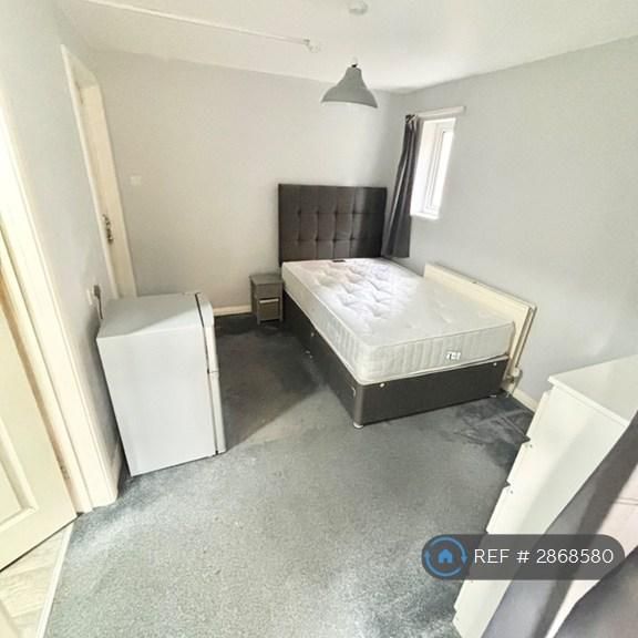 1 bedroom in a flat share to rent - Photo 1