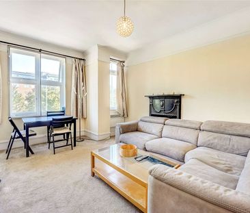 3D virtual viewing available - Spacious three double bedroom flat i... - Photo 1