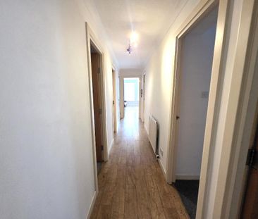 3 bedroom flat to rent - Photo 2