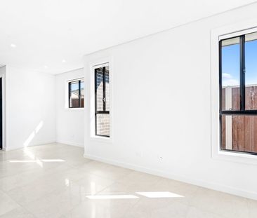 Luxury Villa in Prime Revesby Location - Photo 1