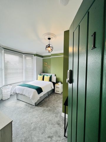 BEDROOM 1- MEDIUM DOUBLE ENSUITE - Photo 5