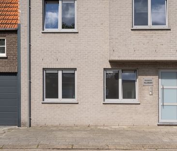 GELIJKVLOERS APPARTEMENT MET GARAGE EN RUIME TUIN - Foto 6