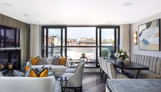 Immaculately presented apartment with terrace - Photo 1