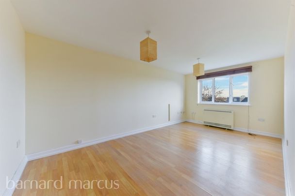 Beaver Close, MORDEN - Photo 1