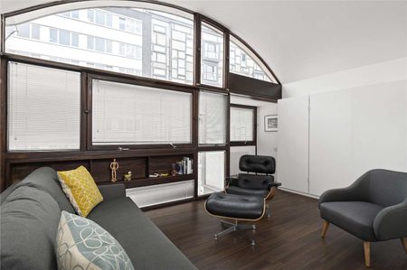 One bedroom vaulted flat offered furnished close to Barbican & Farringdon Tube stations. - Photo 5