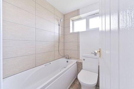 3 bedroom flat to rent - Photo 2