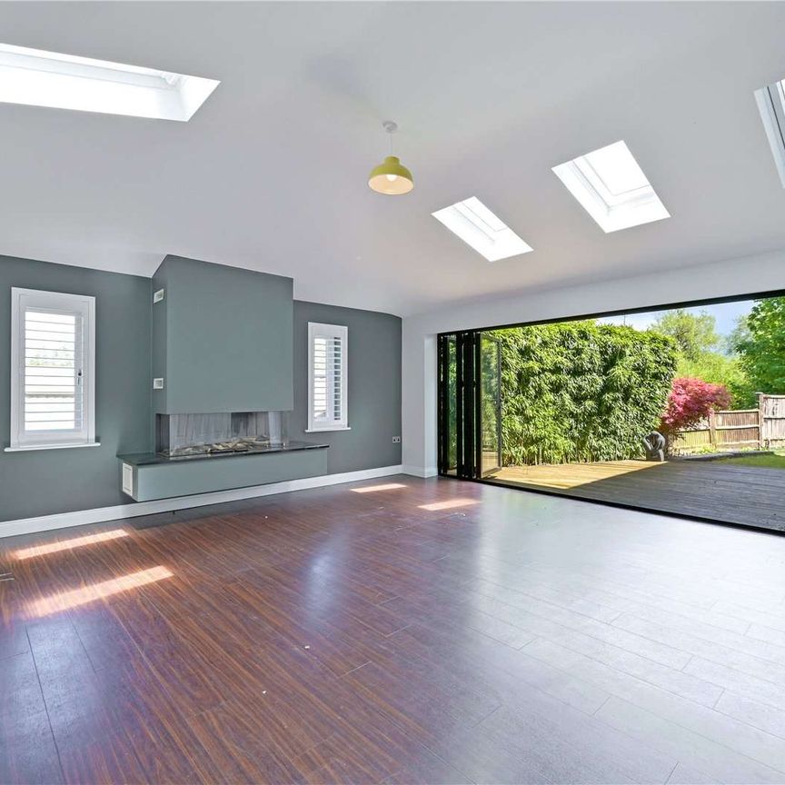 Spacious detached family home with large garden, studio and impressive open plan living - Photo 1