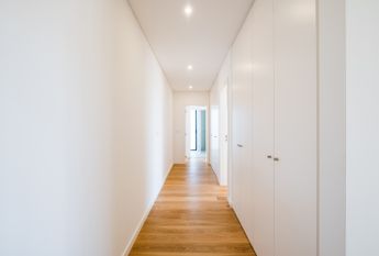 Moradia T6 de arquitetura moderna inserida no Golfe de Oeiras