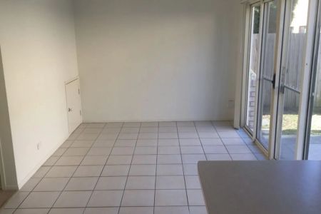 Spacious Refurbished Townhouse in Prime Location - Photo 3
