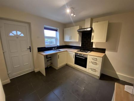 2 bedroom end of terrace house to rent - Photo 3