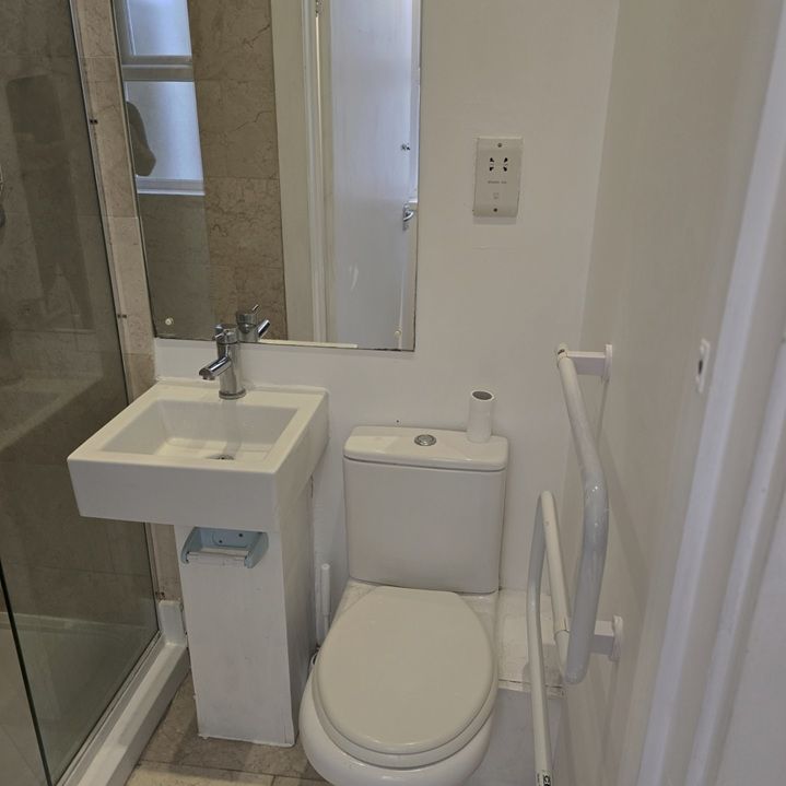 Studio Flat, Lewin Road, SW16 - Photo 1