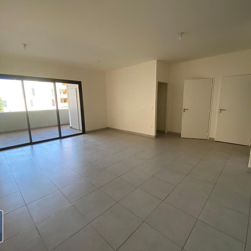 Location Appartement 3 pièces 74m² ST DENIS 97400 - Photo 1