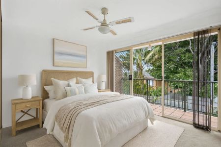 Sunlit Coastal Townhouse in a Quiet Boutique Setting - Photo 2