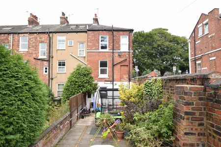 College Grove Road, Wakefield - Photo 3