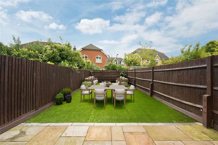 A very well presented family home within walking distance to Hinchley Wood, Village and mainline station. - Photo 2
