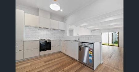 Stylish Full Renovation, Prime Location – 4 Bedroom, 2 Bathroom - Photo 4