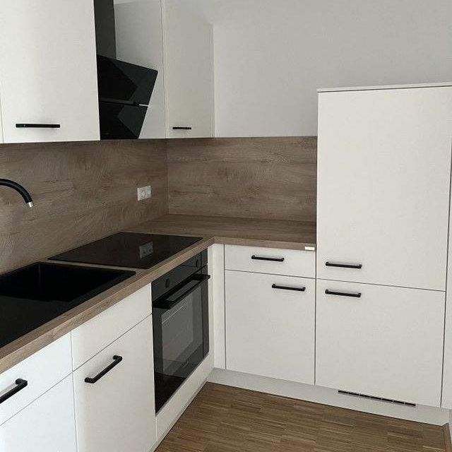 Wohntraum im Erstbezug! Fußbodenheizung, EBK, modernes Bad, schöner Balkon! Lift! - Photo 1