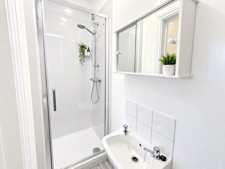 Flat to rent - Wickham Road, Beckenham, BR3 - Photo 3