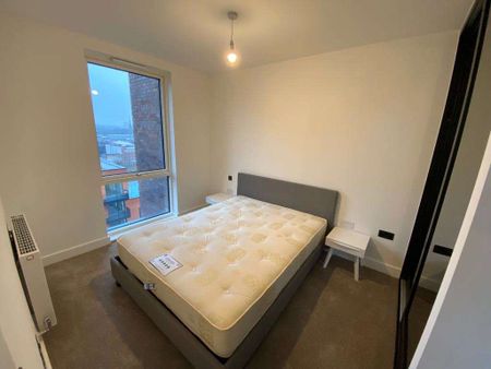 Fully Furnished One Double Bedroom Apartment with a balcony on the 10th floor in the stunning Snow Hill Wharf development . - Photo 2