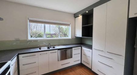 Refurbished townhouse in great location - Photo 3