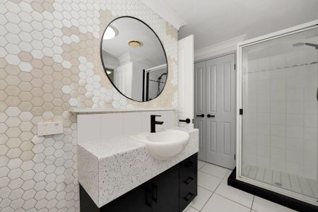 Modern 2-Bedroom Unit with Pool – Close to City and The Strand - Photo 5