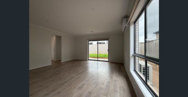 Modern Family Living in the heart of Mambourin - Photo 1