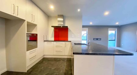 WIGRAM - FIVE MONTH LEASE - 3 BEDROOMS, 2 BATHROOMS, 2 HEATPUMPS, DOUBLE GARAGE - Photo 3