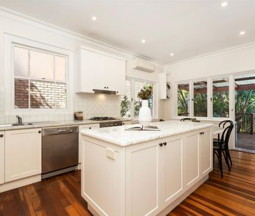 Stately Full Brick Residence - Photo 4