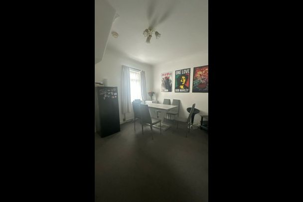 3 Bed Terraced House, Friars Road, E6 - Photo 1