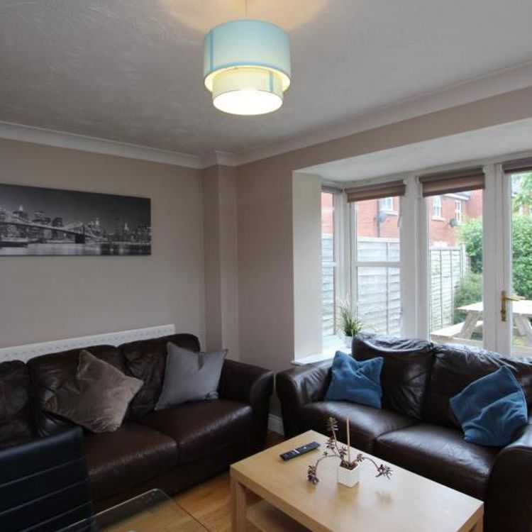 *** STUDENT HOUSE *** A large five bedroom house with two bathrooms. Offered on a furnished basis with bills included (gas, water, electric and internet) from June 2026. - Photo 1