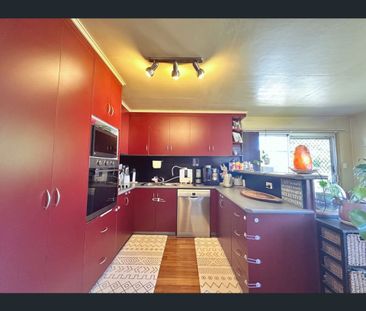 3 Bedroom, 1 Bathroom Backs onto High School - Photo 4